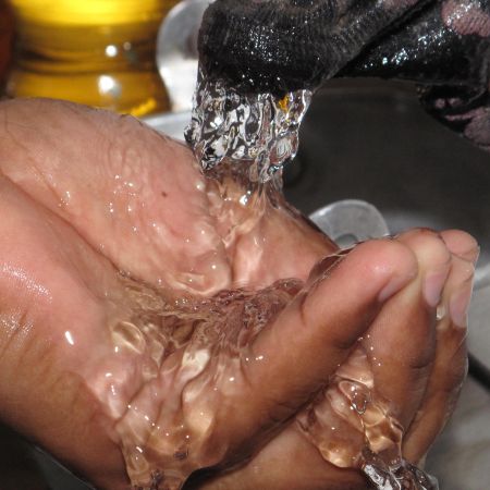 Acceso de agua en el campo colombiano. Archivo: MVCT