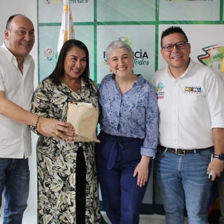 La ministra Catalina Velasco dialogó con la comunidad, alcaldes y delegados sobre las soluciones para atender los problemas de Caquetá en materia de agua, saneamiento y vivienda. Foto: Dania Asprilla (MVCT).