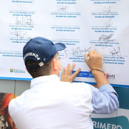 El Ministro de Vivienda firmó dos convenios que le dan vía libre a la construcción de 200 viviendas rurales y 1.122 urbanas en 18 de los 27 municipios de Caldas. Foto: René Valenzuela (MVCT)