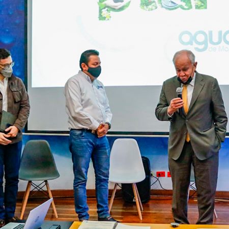 Acto oficial de firma del contrato. Foto: Cortesía Aguas de Manizales.