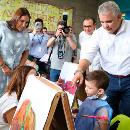 La ministra de Vivienda, Susana Correa, y el presidente de la República, Iván Duque, durante la entrega del colegio y el CDI en Girardot. Foto: René Valenzuela (MVCT)