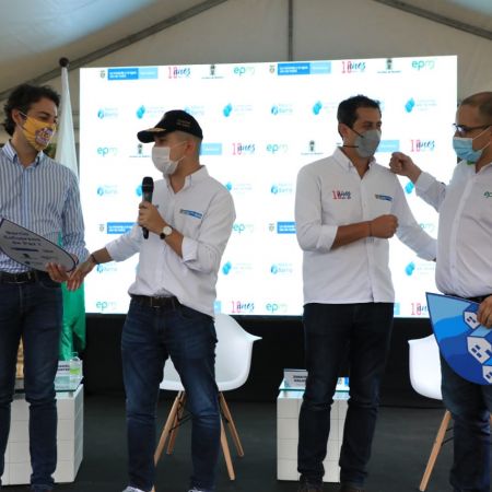 El alcalde de Medellín, Daniel Quintero; el ministro de Vivienda, Jonathan Malagón; el vicemistro de Agua, Jose Luis Acero, y el gerente de EPM, Jorge Carrillo, durante el anuncio de las conexiones de acceso al agua. Foto: René Valenzuela (MVCT)