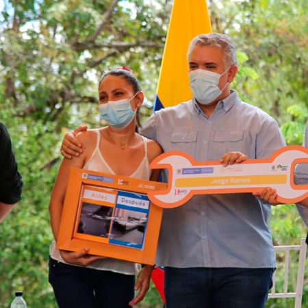 Beneficiaria del programa Casa Digna Vida Digna recibe subsidio de manos del Presidente de la República, Iván Duque. Foto: Archivo prensa (MVCT)