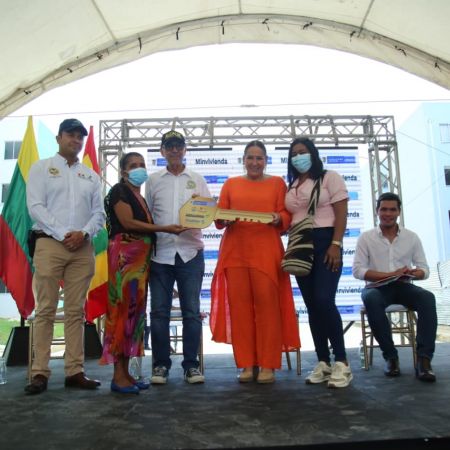 Ministra Susana Correa entrega viviendas con subsidios VIPA en Ciudadela La Paz, Cartagena. Foto: Sharon Duran (MVCT)