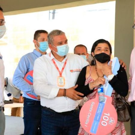 El viceministro de Vivienda, Carlos Ruiz (Izq.), acompañó la entrega de las viviendas en el proyecto Santa Cecilia I, en el cual se invirtieron más de $ 5.600 millones por parte del Ministerio de Vivienda, mientras que el municipio aportó el predio. Foto: René Valenzuela (MVCT)