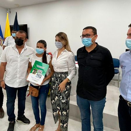 Familias de Sahagún en el departamento de Córdoba, reciben el título de propiedad de su vivienda (MVCT)