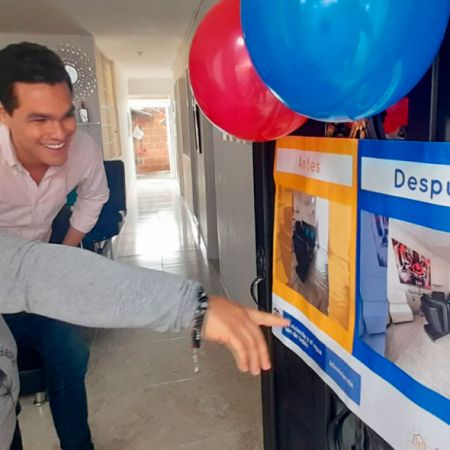 El viceministro (e) de Vivienda, Édgar Picón, visitó a las familias beneficiarias con los mejoramientos de sus casas. Foto: Ricardo Sierra (MVCT).
