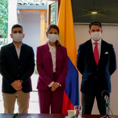 De izquierda a derecha: Secretaria de Transparencia, BeatrizLondoño; Ministro de Vivienda, Jonathan Malagón; Vicepresidente de la República, Marta Lucía Ramirez; Director de Colombia Compra Eficiente, Andrés O´Meara; Viceministro de Agua, Jose Luis Acero. Foto: Colombia Compra Eficiente.