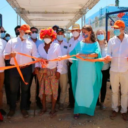 El Presidente Duque inauguró el Módulo de Pilas Públicas de Wimpeshi en Maicao. Además, la comunidad wayuu recibió otras 200 bicicletas para transportar el agua potable de las pilas a sus hogares. Foto: Sharon Durán (MVCT)
