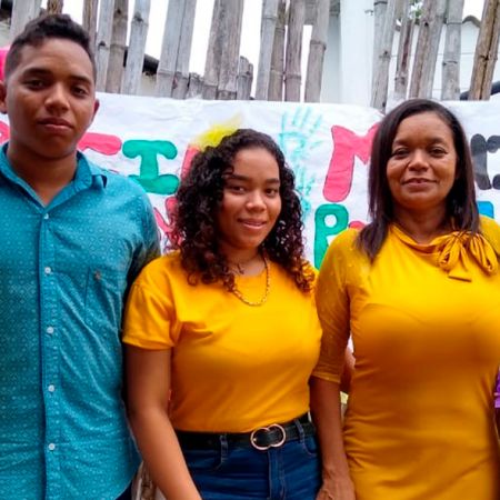 Familia beneficiaria de conexiones Intradomicialiarias - Foto: Cortesía Alcaldía de Astrea.