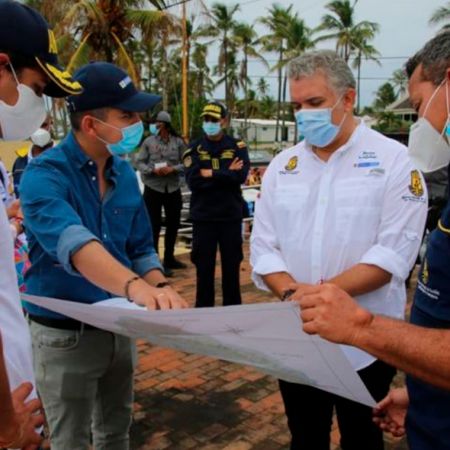 El presidente Iván Duque en compañía del ministro de Vivienda, Jonathan Malagón y el viceministro de Agua, Jose Luis Acero, durante inicio de instalación de tubos del emisario submarino. Foto: Sharon Durán (MVCT)