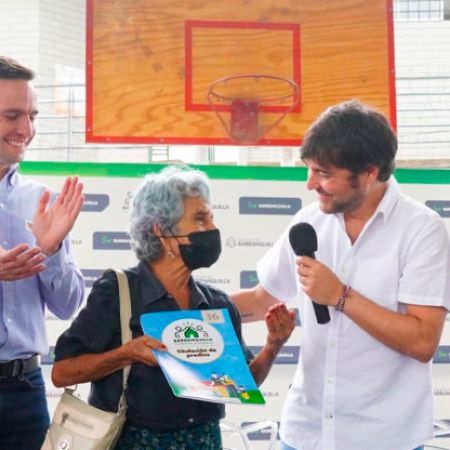 300 familias de la ciudad de Barranquilla recibieron los títulos de propiedad de sus viviendas. Foto: Cortesía alcaldía de Barranquilla