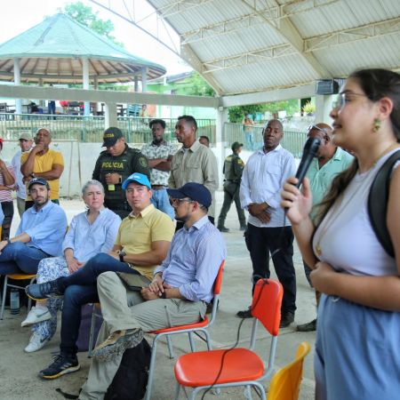 En su visita a Tierra Bomba (Bolívar), la ministra de Vivienda, Catalina Velasco, escuchó y dialogó con la comunidad. Foto: Sharon Durán (MVCT)