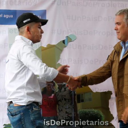 El Ministro de Vivienda agradeció al Presidente de la República la oportunidad de trabajar por el país durante los 1.325 días que duró su gestión. Foto: Archivo prensa (MVCT)