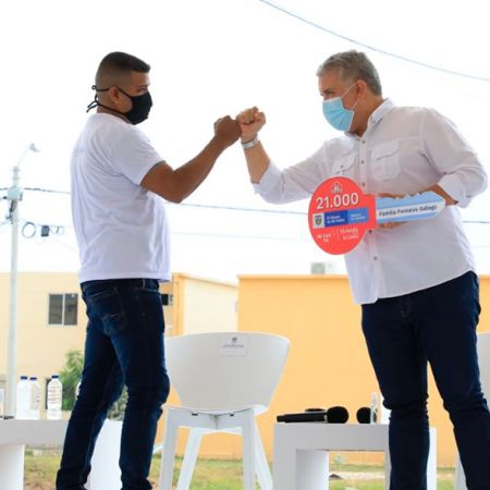 Presidente de la República, Iván Duque, entrega subsidio para compra de VIS a beneficiario. Foto: Archivo prensa (MVCT)