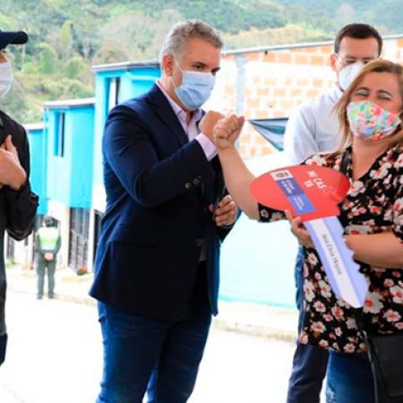 El presidente Iván Duque, acompañado por el ministro Jonathan Malagón