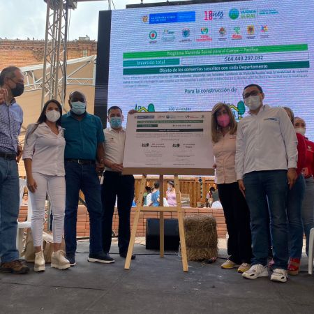 Firma de convenios para construir 1.000 viviendas rurales en el Pacífico colombiano. Foto: prensa (MVCT)