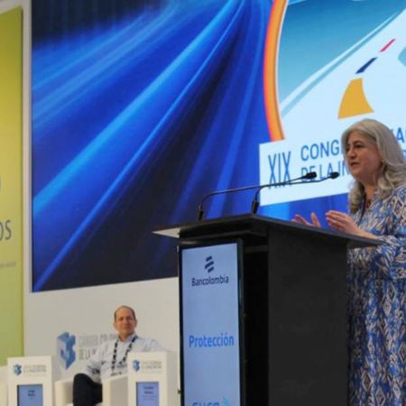 En el congreso de la Cámara Colombiana de la Infraestructura, en Cartagena, la ministra Catalina Velasco recordó que en el sector rural 12 millones de personas tienen una prestación del servicio de agua inadecuada y 3,2 millones no acceden a este. Foto: Dania Asprilla (MVCT).