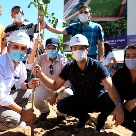 El jefe de la cartera de Vivienda, Jonathan Malagón, con el alcalde de Valledupar, Mello Castro, sembrando el árbol en donde quedará el parque. Foto: René Valenzuela (MVCT)