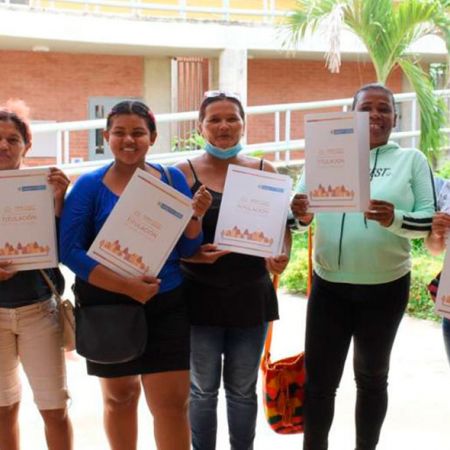Beneficiarios de titulación de precios en Carmen de Bolívar. Foto: Cortesía alcaldía Carmen de Bolívar