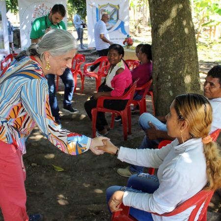 La ministra dialogó con las comunidades y señaló que no todas son iguales. "Los gobiernos tenemos la obligación de pensar en las familias y no ofrecerles cualquier cosa, sino adaptarnos a sus necesidades", anotó. Fotos: Dania Asprilla (MVCT).