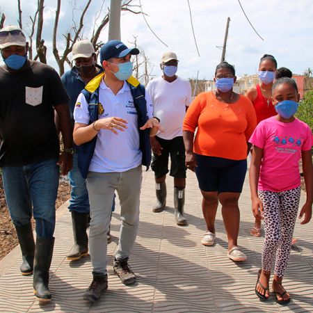 Desde el Ministerio de Vivienda, Ciudad y Territorio se trazó el desarrollo de un plan piloto, la donación empresarial de 100 viviendas y la construcción de más de 1.000, para concertar con la comunidad. Foto: Sharon Durán (MVCT)