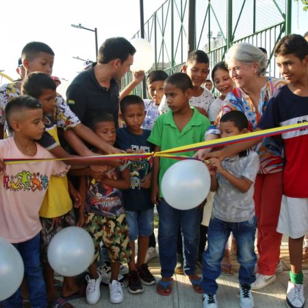 El parque recreodeportivo tiene un área de 1.982 metros cuadrados, en los cuales se distribuyen espacios para hacer deporte, cancha múltiple, juegos infantiles y un gimnasio biosaludable, entre otros. Fotos: Sharon Durán (MVCT).
