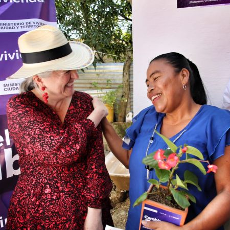 La ministra Catalina Velasco recorrió varias viviendas y dialogó con las familias beneficiadas con los mejoramientos de Cambia Mi Casa. Fotos: Sharon Durán (MVCT).