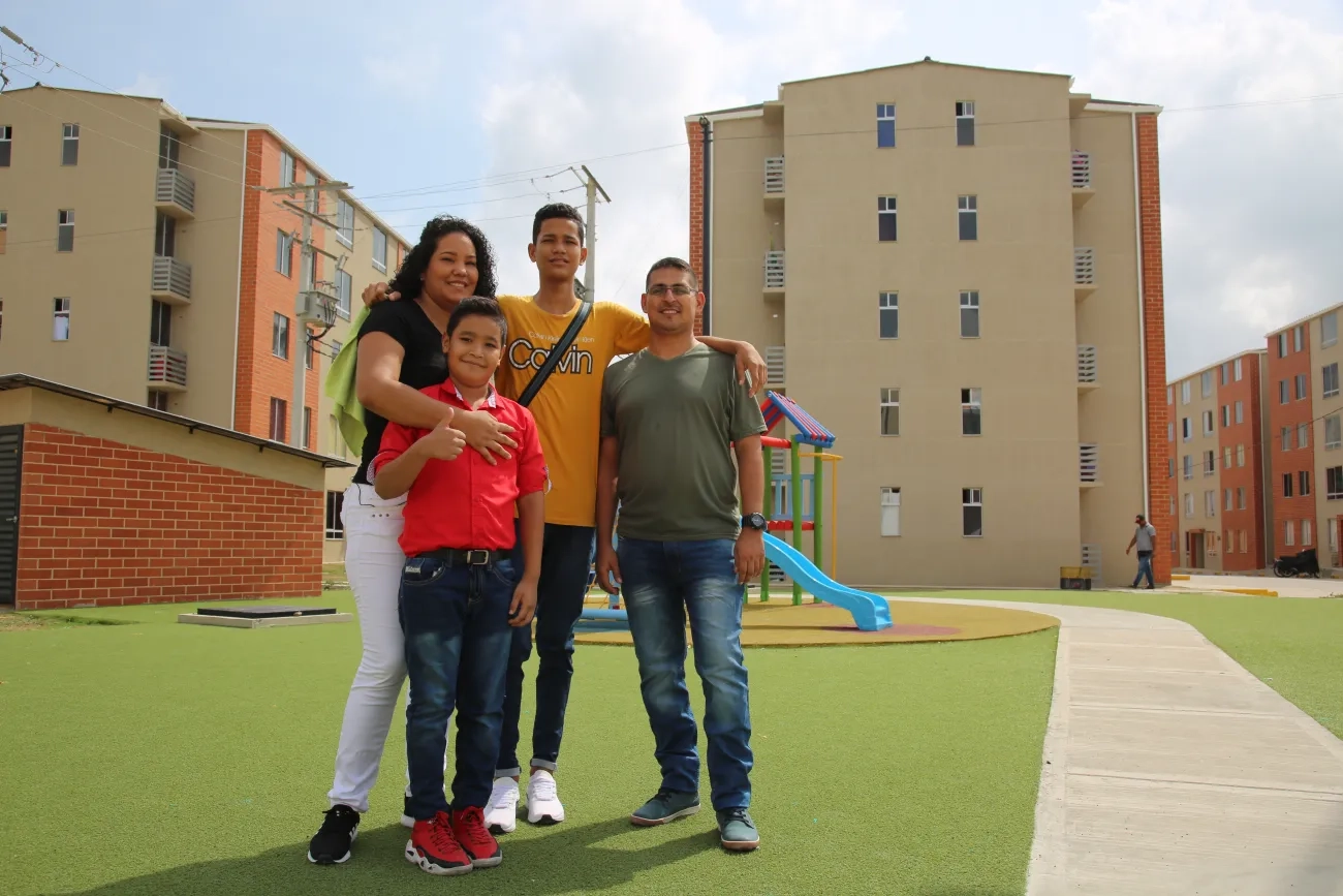 Foto de familia beneficiaria del programa Mi Casa Ya.