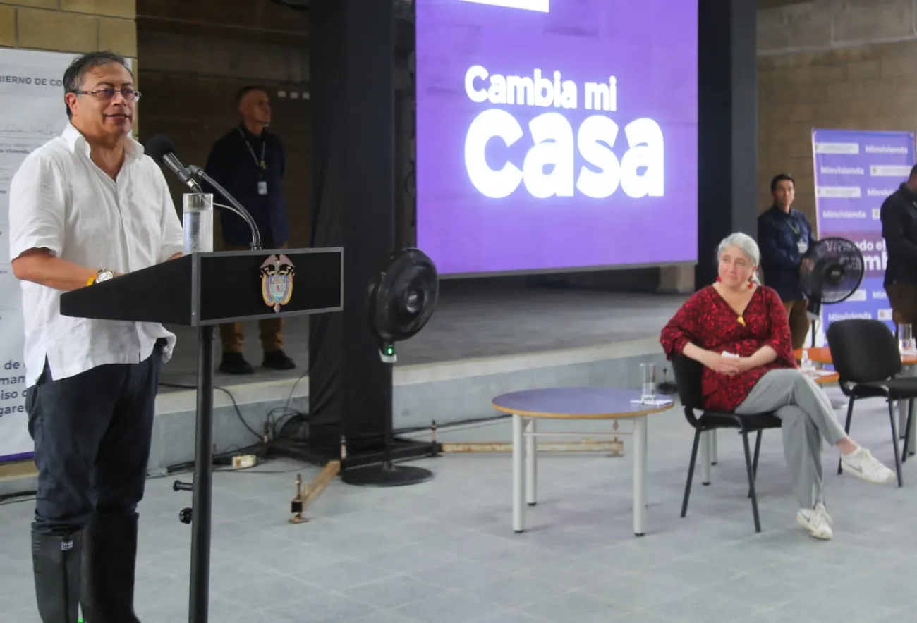  Cambia Mi Casa fue lanzado en Cartagena por el presidente Gustavo Petro y la ministra de Vivienda, Catalina Velasco, quienes entregaron los primeros mejoramientos y firmaron convenios con 8 municipios para conexiones a servicios de agua y saneamiento básico. Fotos: Sharon Durán y René Valenzuela (MVCT).