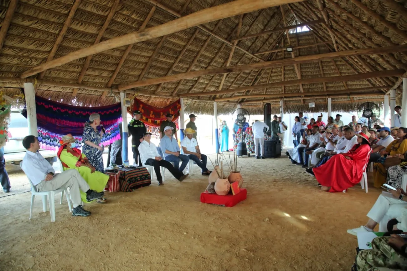 En Uribia se reunieron actores estratégicos que intervendrán los sistemas de abastecimiento de agua potable, para responder a las necesidades de cobertura del pueblo wayuu. Fotos: Sharon Durán (MVCT).