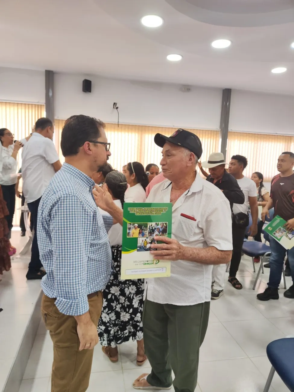 Hogares vulnerables de Sahagún, Córdoba, recibieron el título de propiedad de su vivienda: Fotos: Minvivienda y cortesía alcaldía de Sahagún