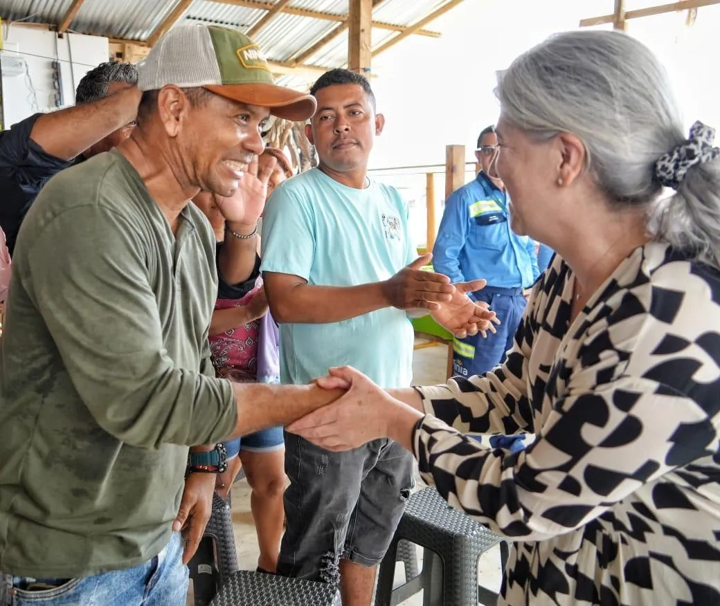 Ministra Catalina Velasco en diálogo con la comunidad de Altos de Canaán en Montería. Foto: Sharon Durán (archivo MVCT).