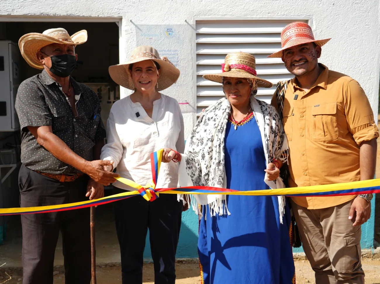 Fotografia Ministra Helga Rivas, Viceministro Edward Libreros, haciendo entrega de infraestructuras de agua potable