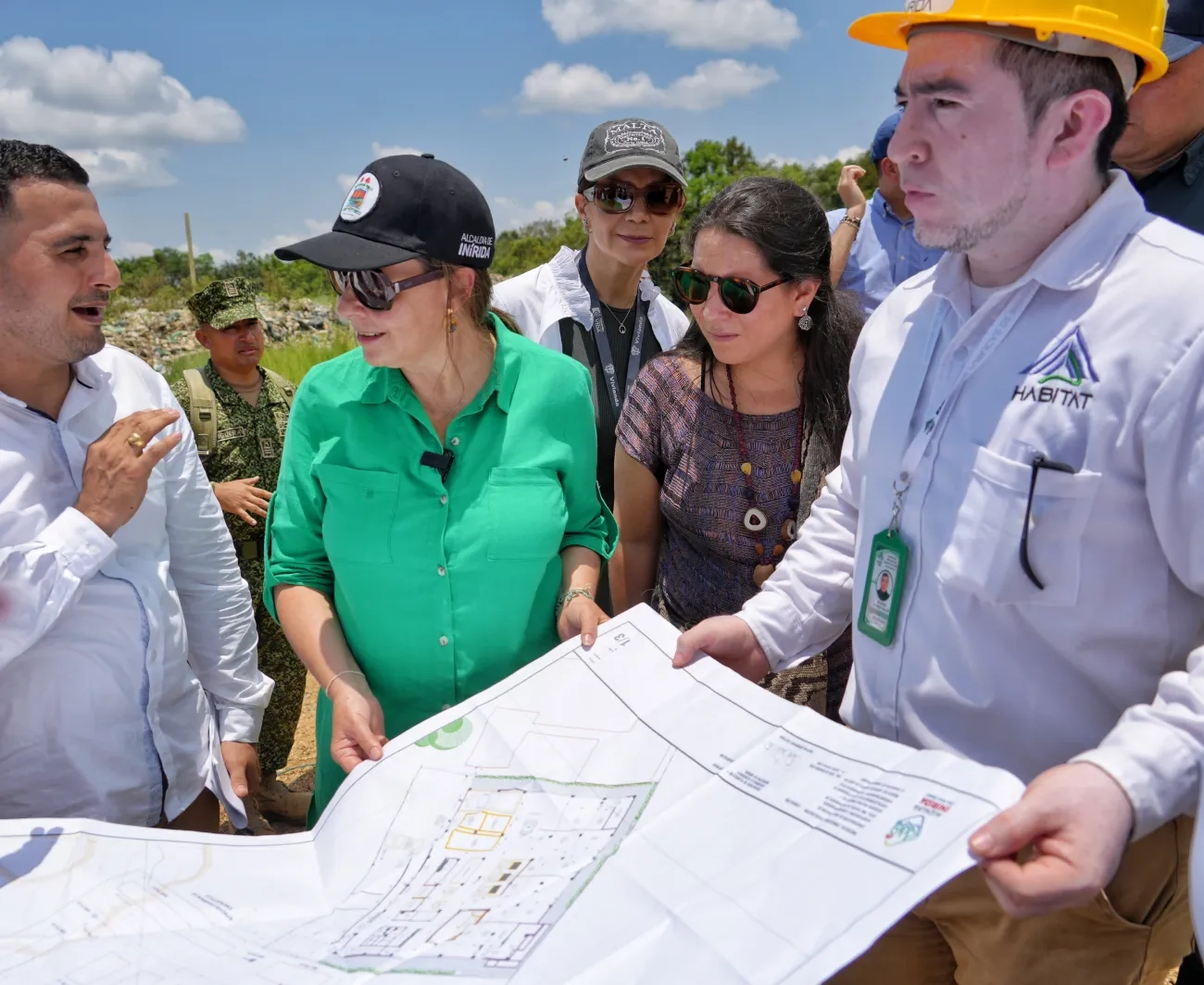 FOTOGRAFÍA, MINISTRA HELGA RIVAS Y EQUIPO TÉCNICO DE LA ALCALDÍA DE INÍRIDA, EN VISITA DE PROYECTO DE “BASURA CERO”PARA EL MUNICIPIO
