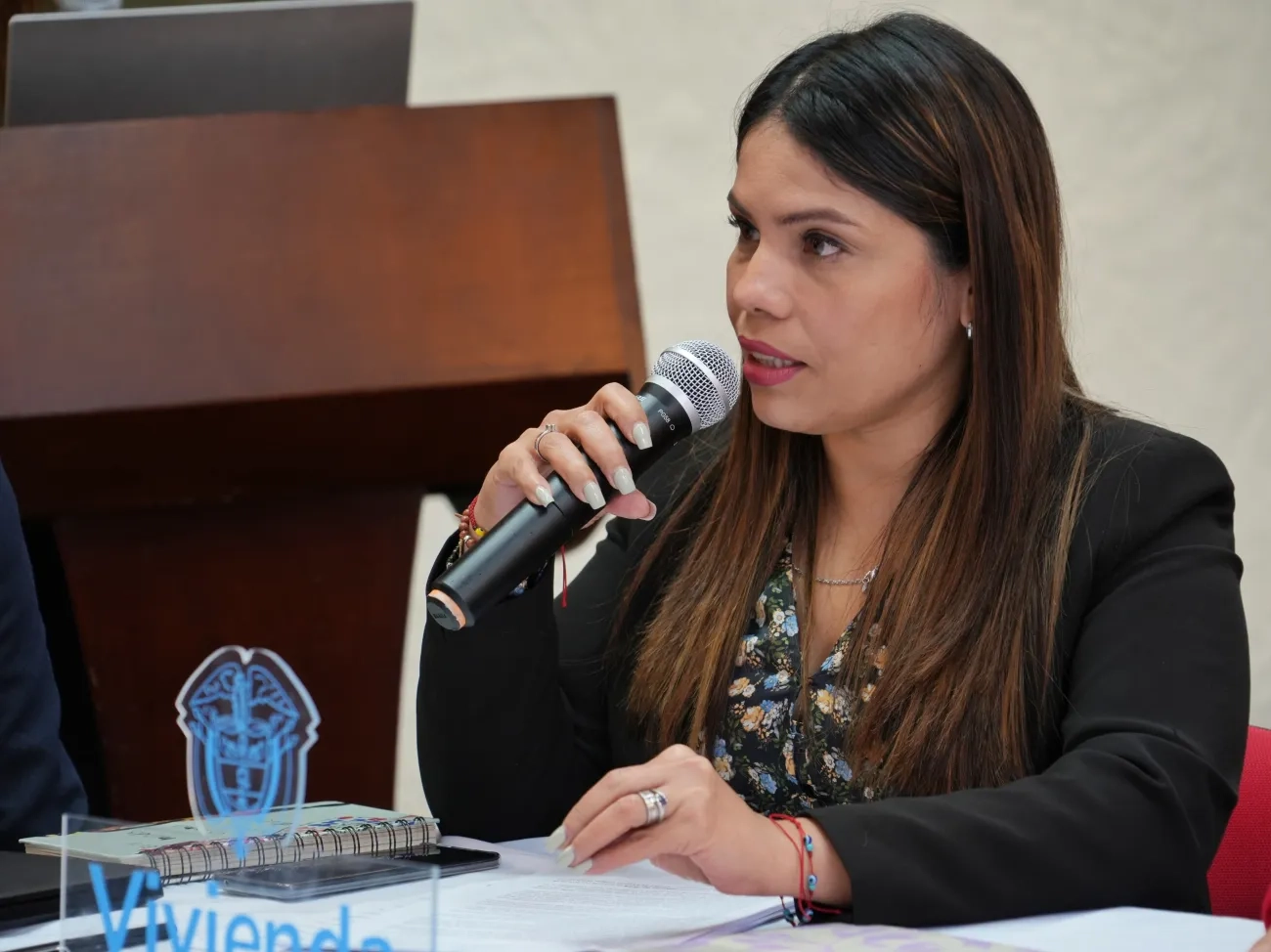 Fotografia Viceministra de Vivienda, en cafe con periodistas