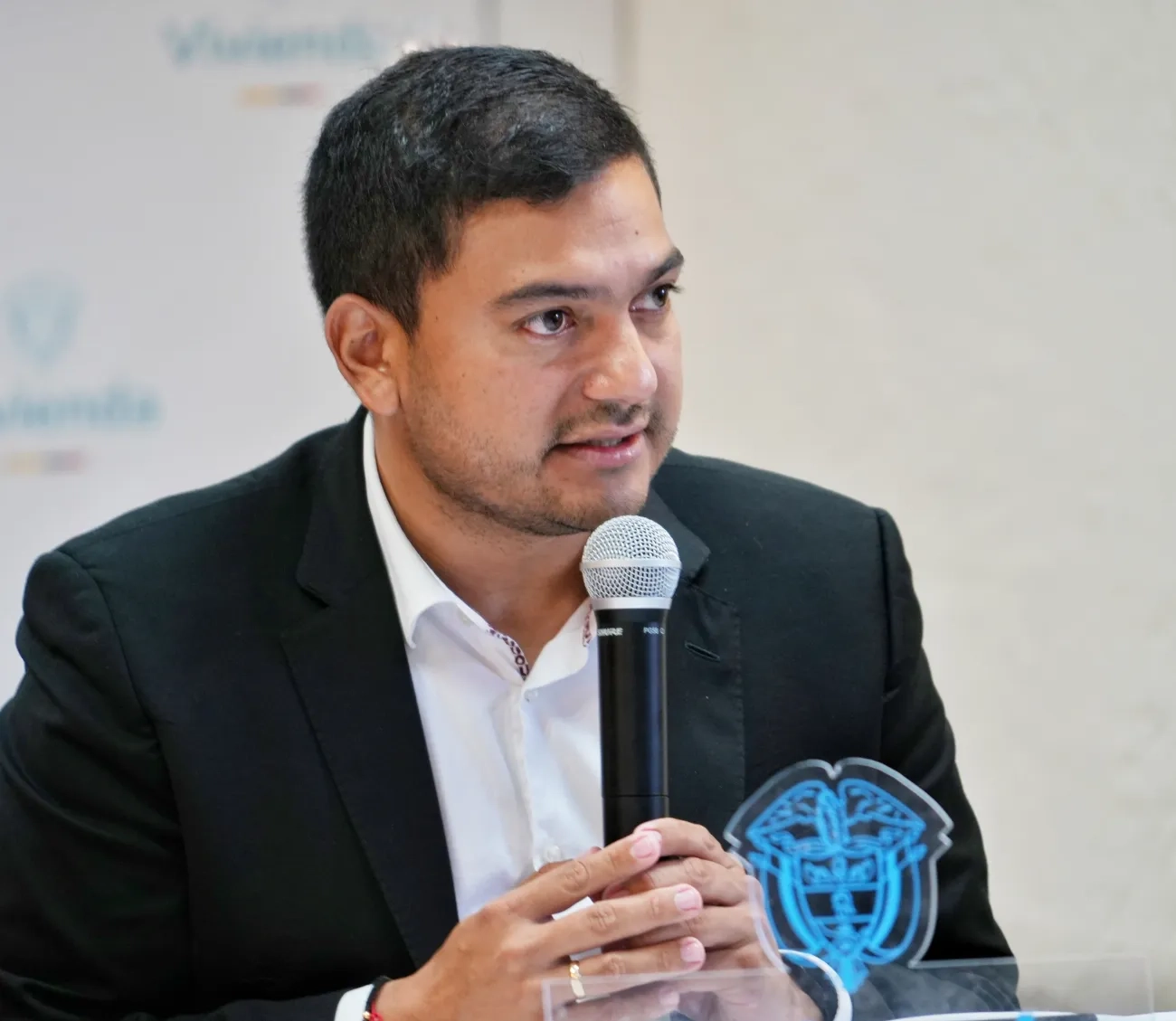 Fotografia Viceministro de Agua y Sanemaiento Basico, en cafe con periodistas