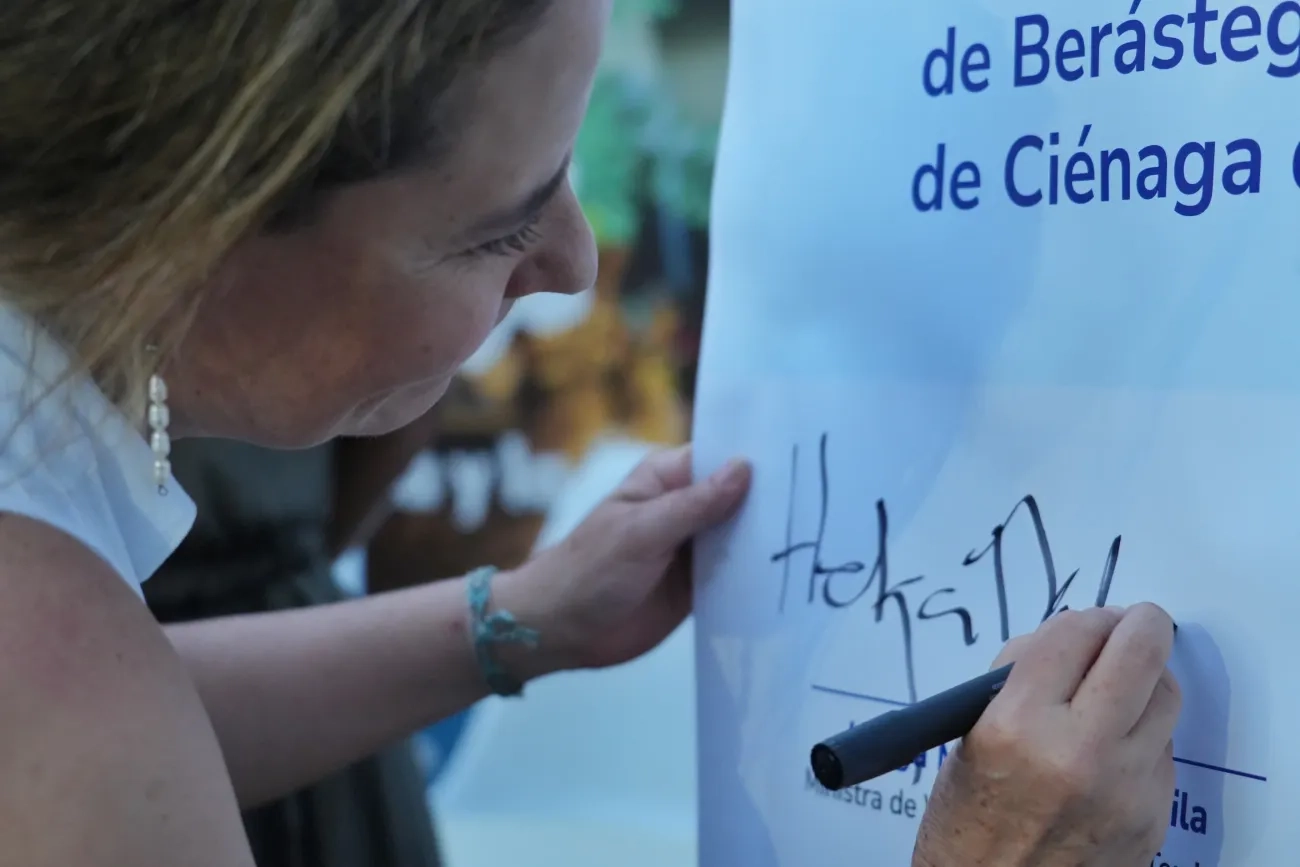 FOTOGRAFÍA, MINISTRA DE VIVIENDA EN FIRMA PARA DAR INICIO A MÁS PROYECTOS DE MEJORAMIENTOS 