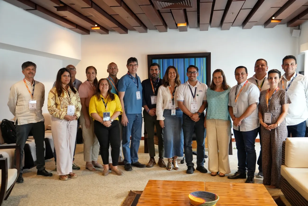 Fotografia de reunioin de la Ministra de Vivienda con directivos de la Asociación Colombiana de Facultades de Ingeniería (ACOFI)