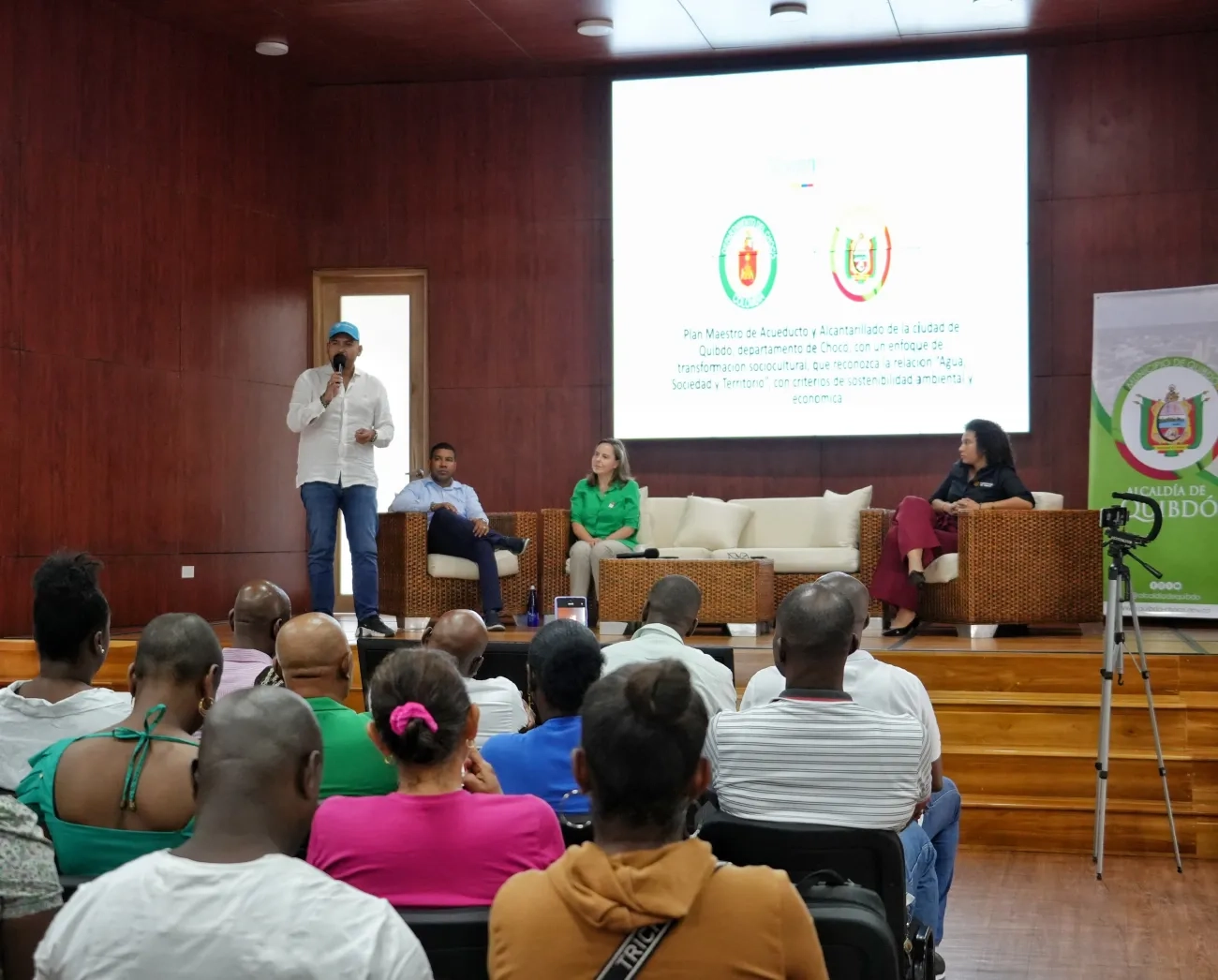 Fotografia ministra de Vivienda, Helga Rivas, en compañía del viceministro de Agua y Saneamiento Básico, Edward Libreros en la ciudad de Quibdó para hacer importantes anuncios de hábitat integral en Marmolejo.