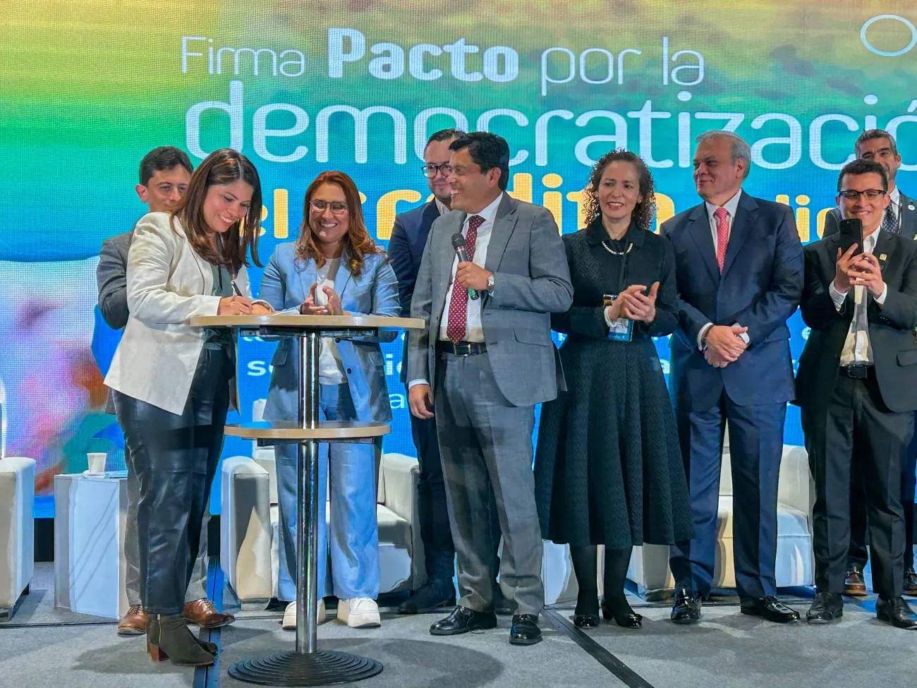 FOTOGRAFÍA FIRMA DE  Pacto por la democratización del crédito solidario
