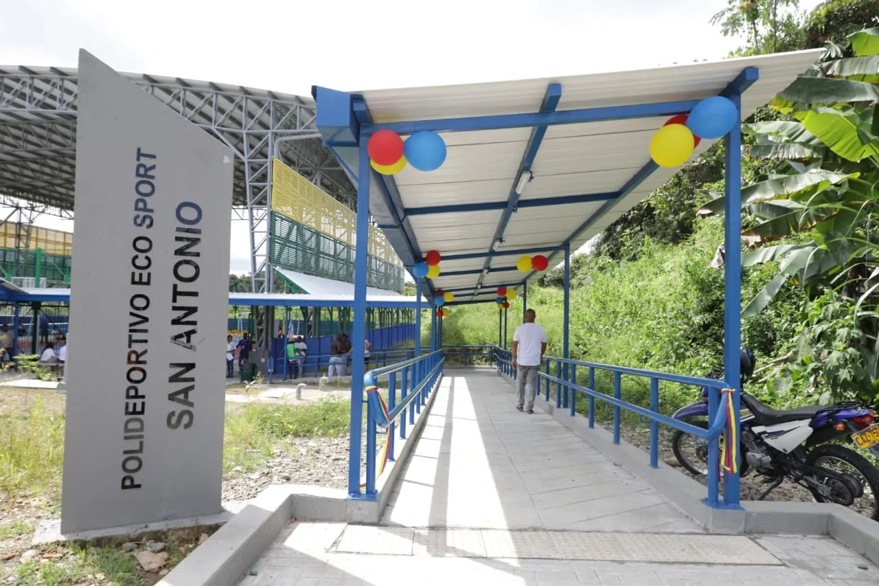 FOTOGRAFÍA ENTRADA A POLIDEPORTIVO SOSTENIBLE