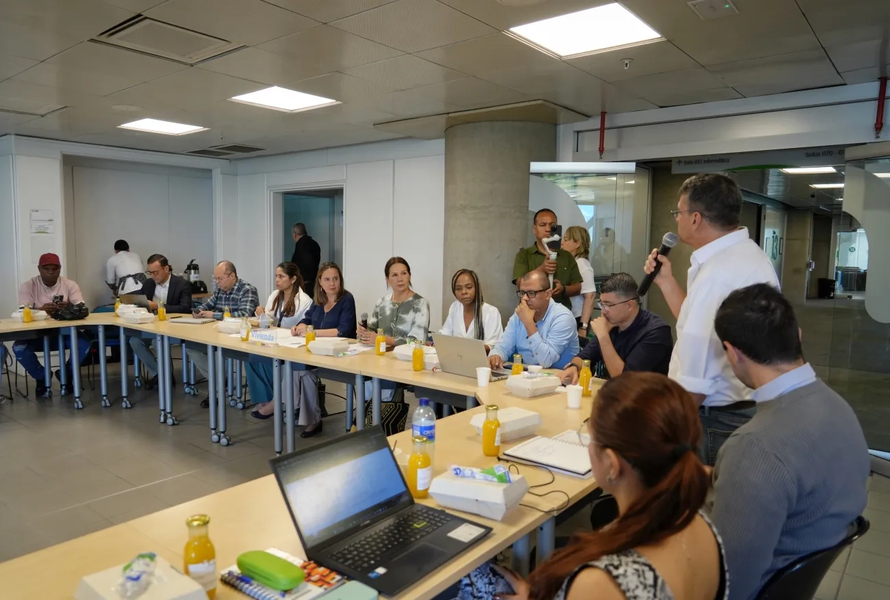 FOTOGRAFÍA INTERVENCIÓN DE REPRESENTANTES DE LOS SECTORES PÚBLICOS Y PRIVADOS DEL SISTEMA DE VIVIENDA EN PROANTIOQUIA