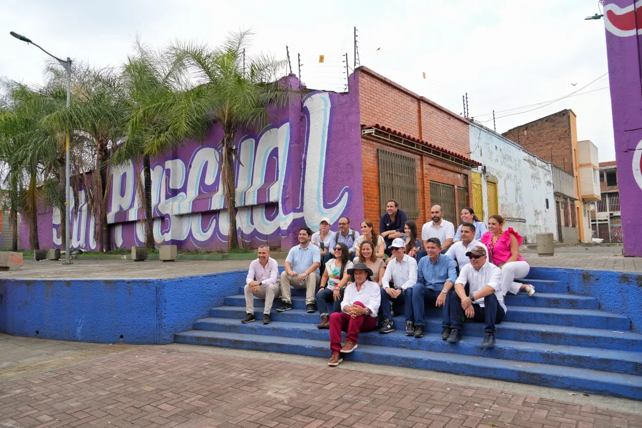FOTOGRAFÍA MINISTRA DE VIVIENDA, CIUDAD Y TERRITORIO, HELGA MARÍA RIVAS ARDILA, SECRETARIA MUNICIPAL DE VIVIENDA SOCIAL Y HÁBITAT, MARÍA DEL MAR MOZO MURIEL, Y REPRESENTANTES DE LA EMPRESA DE DESARROLLO Y RENOVACIÓN URBANA, EN TRADICIONAL ZONA DE LA CAPITAL VALLECAUCANA, QUE VIVE UN PROCESO DE MODERNIZACIÓN
