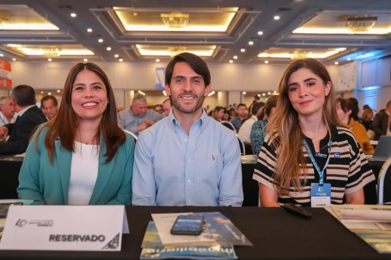FOTOGRAFÍA VICEMINISTRA DE VIVIENDA AYDEÉ MARSIGLIA BELLO, CON LA PRESIDENTA DEL FONDO NACIONAL DEL AHORRO, LAURA MILENA ROA ZEIDÁN EN CONGRESO NACIONAL INMOBILIARIO