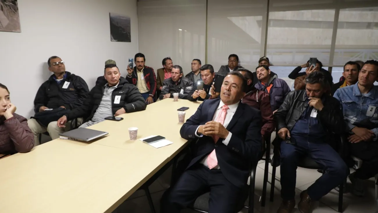FOTOGRAFÍA PROFESIONALES DE LA CONSTRUCCIÓN EN MESA DE TRABAJO, PARA CONSTRUIR INFRAESTRUCTURA DE RECOLECCIÓN DE AGUAS LLUVIAS EN BOGOTÁ