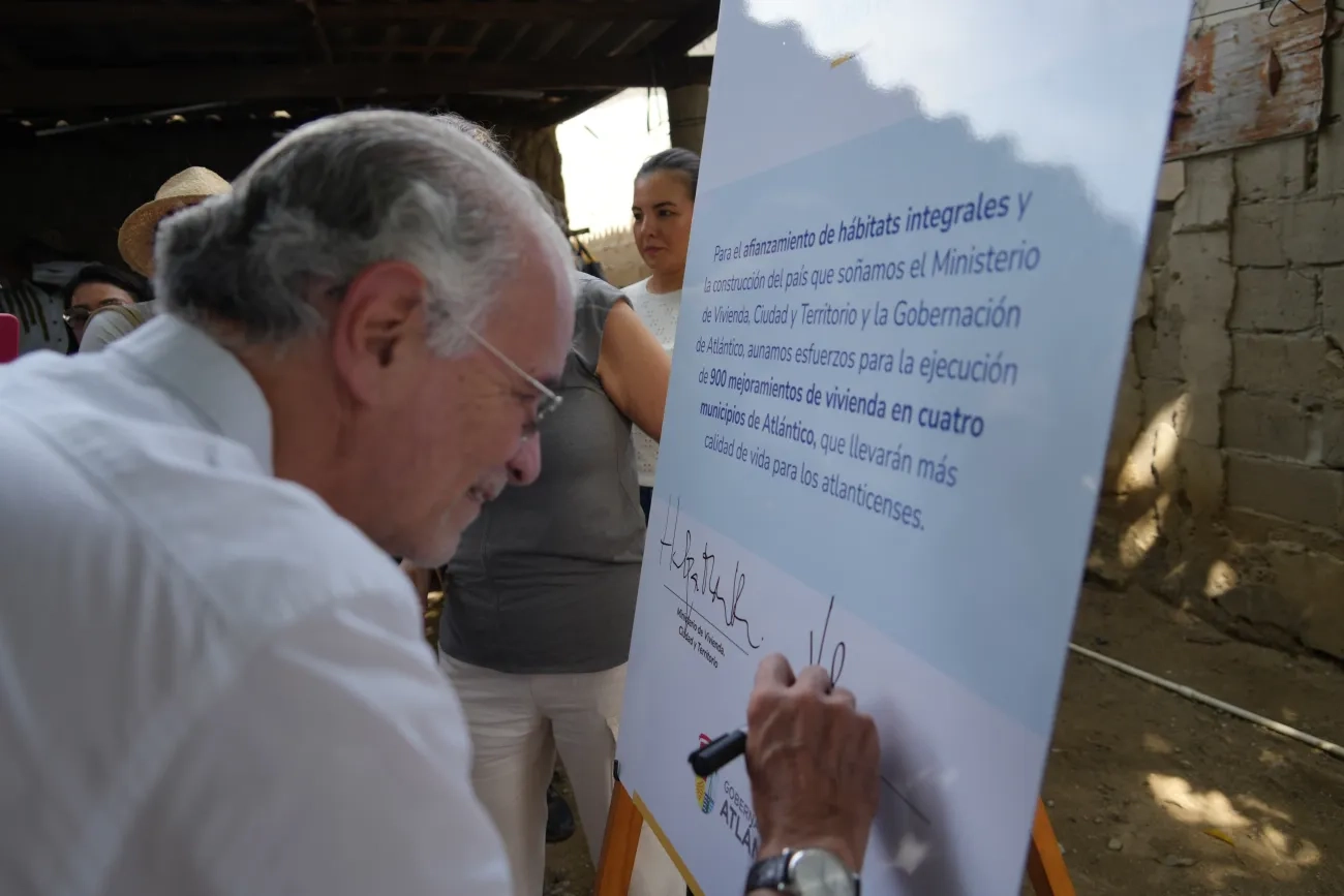 FOTOGRAFÍA GOBERNADOR DEL ATLÁNTICO, EDUARDO VERANO DE LA ROSA FIRMANDO CONVENIO PARA MEJORAMIENTOS EN JUAN DE ACOSTA, ATLÁNTICO