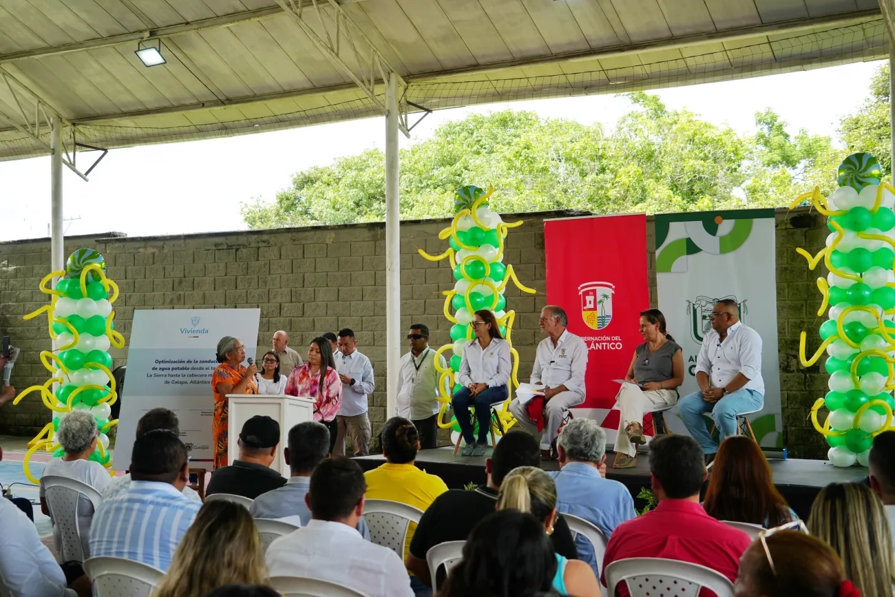 FOTOGRAFÍA DE FORMALIZACIÓN DE PROYECTO QUE CONTARA CON EL APOYO DEL PLAN DEPARTAMENTAL DE AGUAS DEL ATLÁNTICO Y LA ALCALDÍA DE GALAPA.