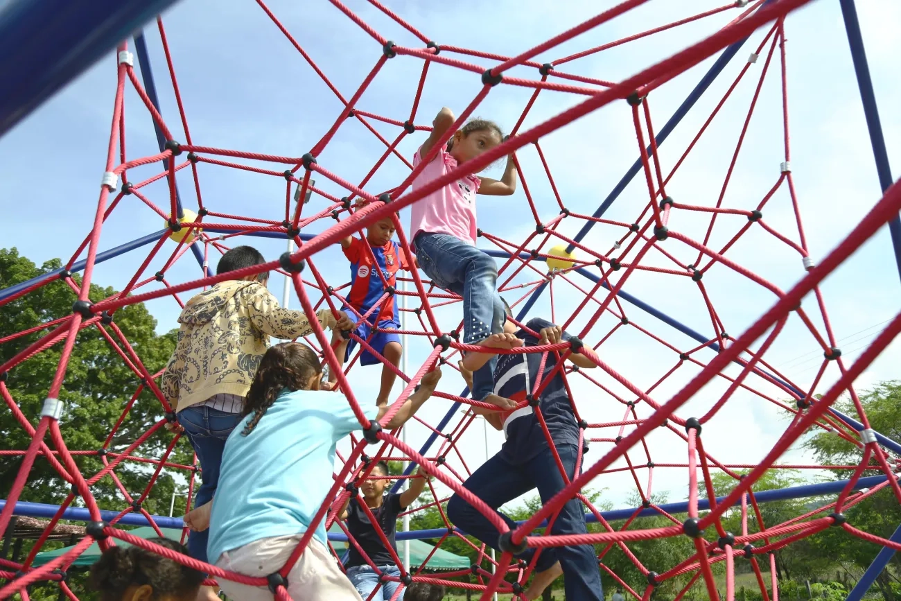 FOTOGRAFÍA NIÑOS DISFRUTANDO DEL NUEVO PARQUE RECREODEPORTIVO LA PRIMAVERA EN EL MOLINO, LA GUAJIRA