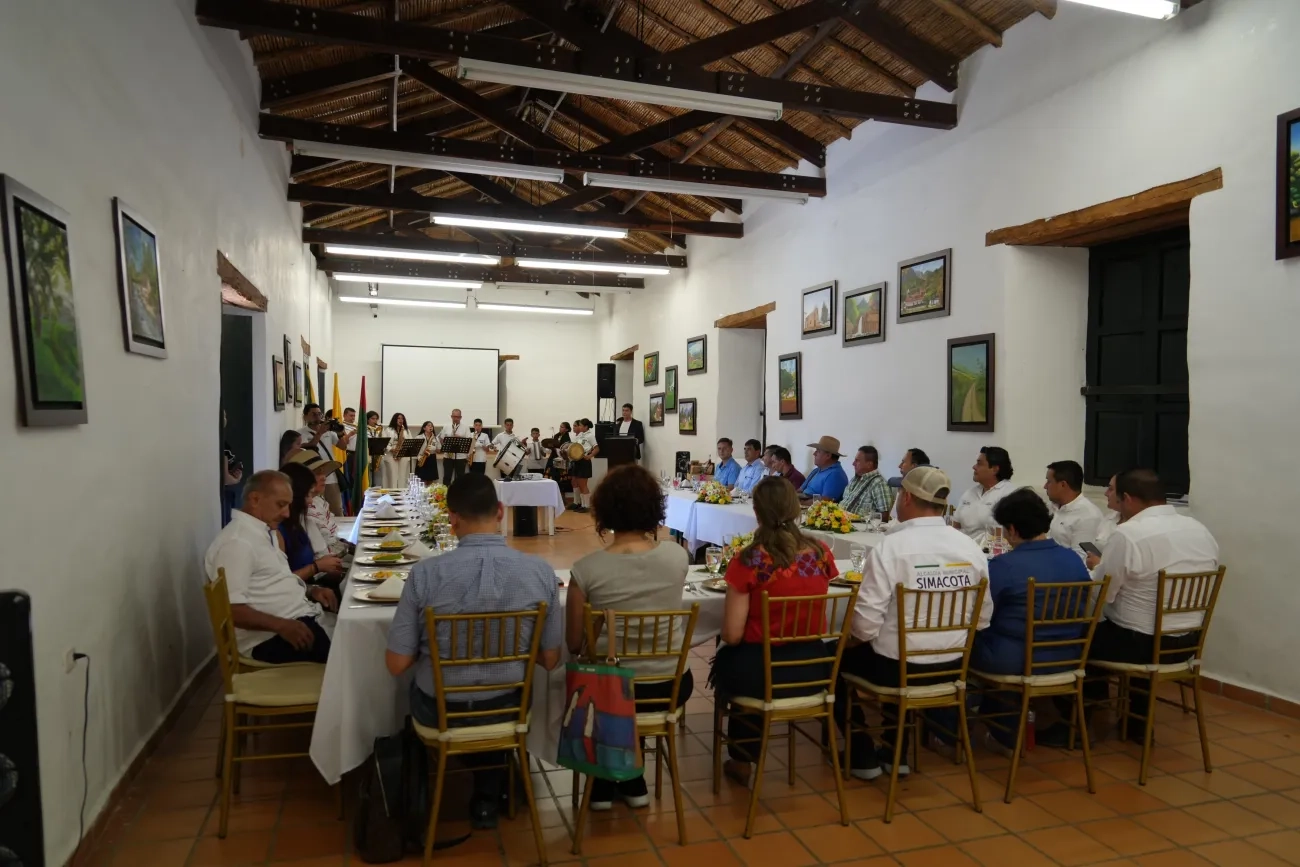 FOTOGRAFÍA REUNIÓN DE TRABAJO CON AUTORIDADES LOCALES DE LA MESA DE AGUA POTABLE Y SANEAMIENTO BÁSICO